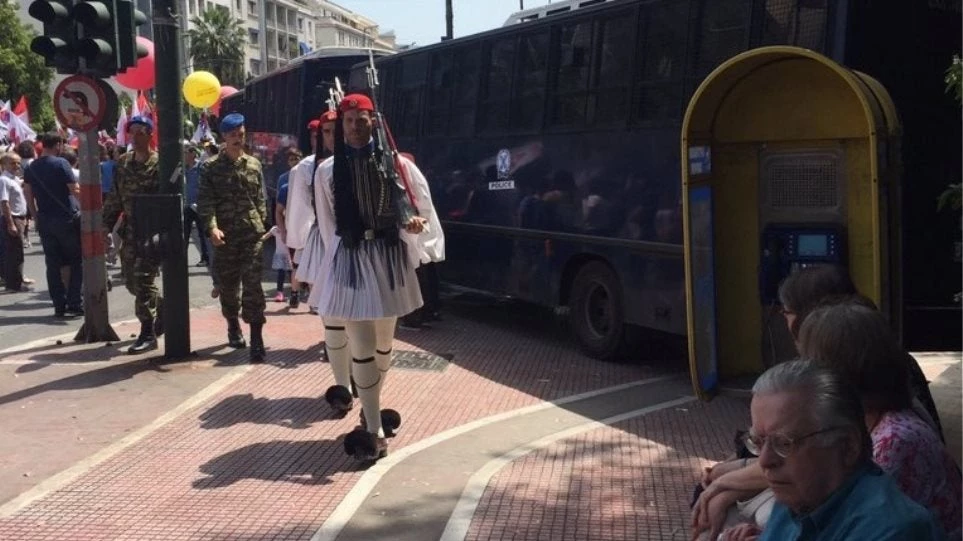 Η προεδρική φρουρά αλλάζει πορεία λόγω των… ΜΑΤ (εικόνες)